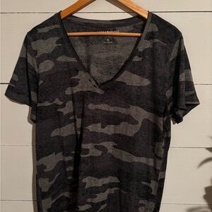 Lucky Brand V neck  women’s Preppy Casual Y2K  Sleeve Camo Tee Size X Large